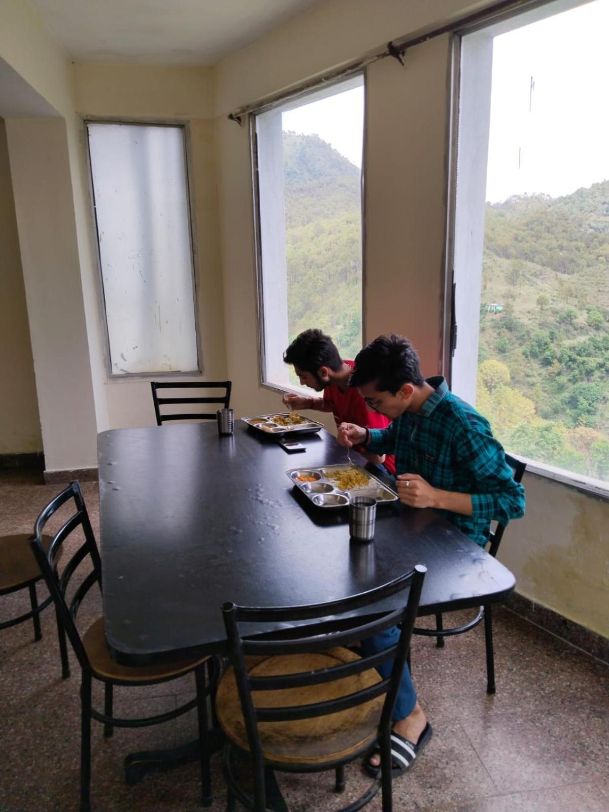 Abuzz Oxfordcaps Chanakya Hostel Solan Εξωτερικό φωτογραφία